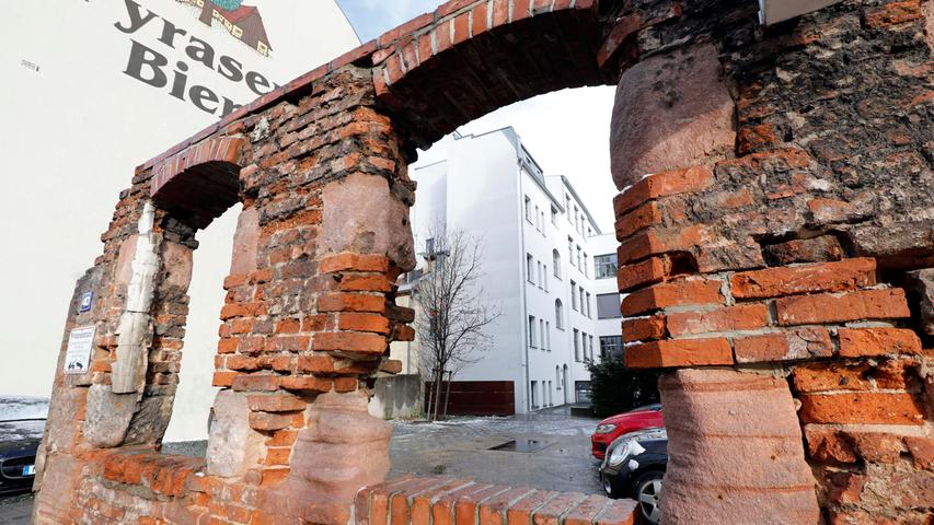 Die Reste einer Mauer an der alten Hofeinfahrt hat der Architekt bewusst stehen lassen.