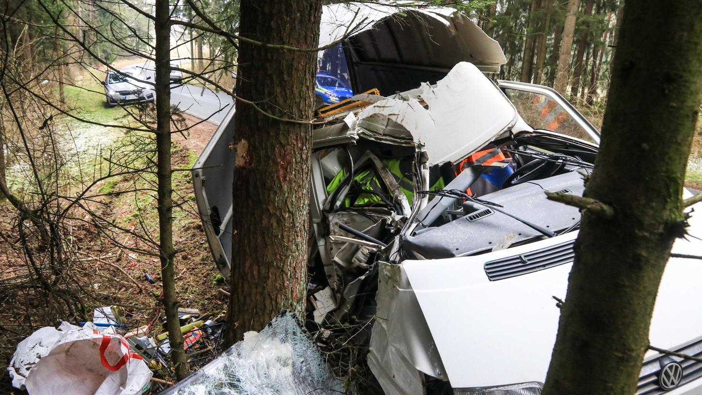 Bei einem Unfall zwischen Bronn und Kühlenfels zog sich der 65-Jährige schwere Verletzungen zu. Wieso er mit seinem VW Bus von der Straße abkam, ist noch unklar. Bei einem Unfall zwischen Bronn und Kühlenfels zog sich der 65-Jährige schwere Verletzungen zu. Wieso er mit seinem VW Bus von der Straße abkam, ist noch unklar.