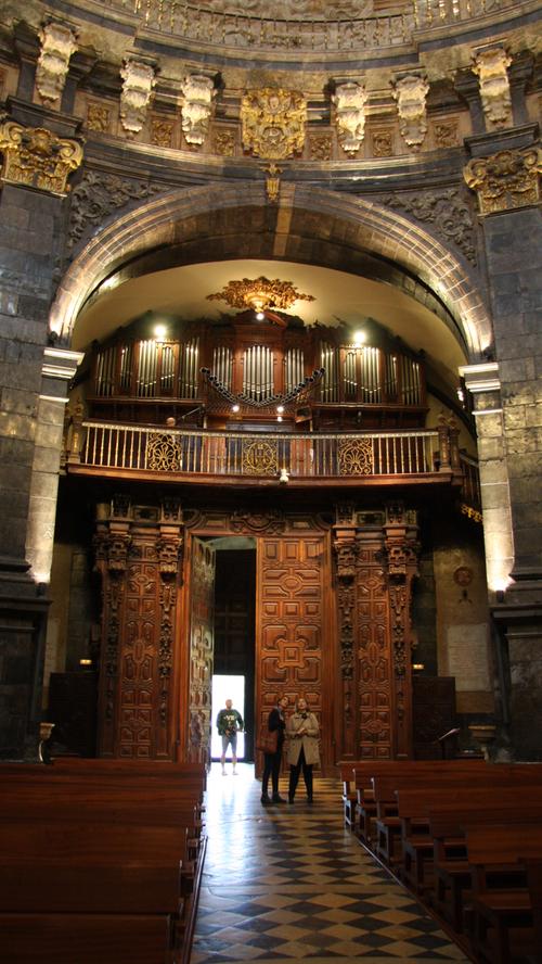 Bevor ein Ignatiuspilger seine Reise antritt, besucht er vorher traditionell den Gottesdienst in der Basilika von Loyola und lauscht der mächtigen Orgel.