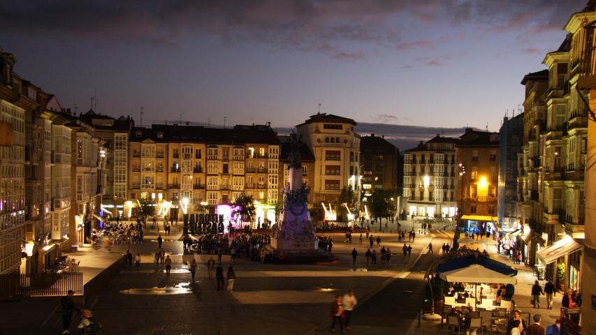 Nachtleben in Vitoria-Gasteiz. In der Hauptstadt der spanischen Autonomen Region Baskenland und der Provinz Araba treffen sich bis spät in die Nacht Familien, Freunde und Touristen auf dem großen Platz in Zentrum.