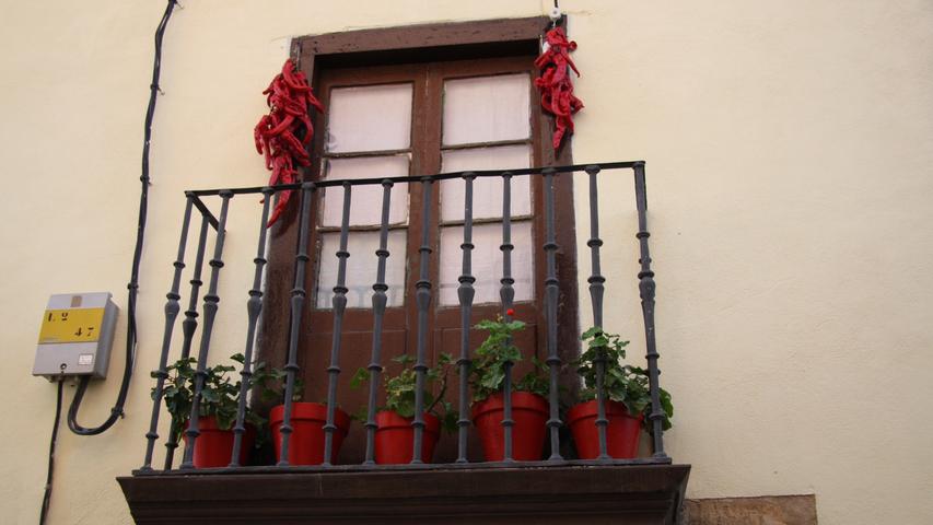 An den Balkonen und Fenster ihrer Häuser trocken die Bewohner Paprika und Chili für die Vorratskammer.
