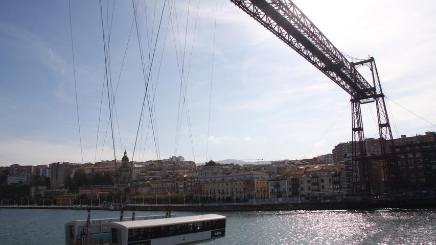 Unermüdlich seit 1893 im Einsatz: die älteste Schwebefähre - "Puente Biskaia" - der Welt. Das Unesco-Welterbe verbindet die Städte Getxo und Portugalete bei Bilbao.