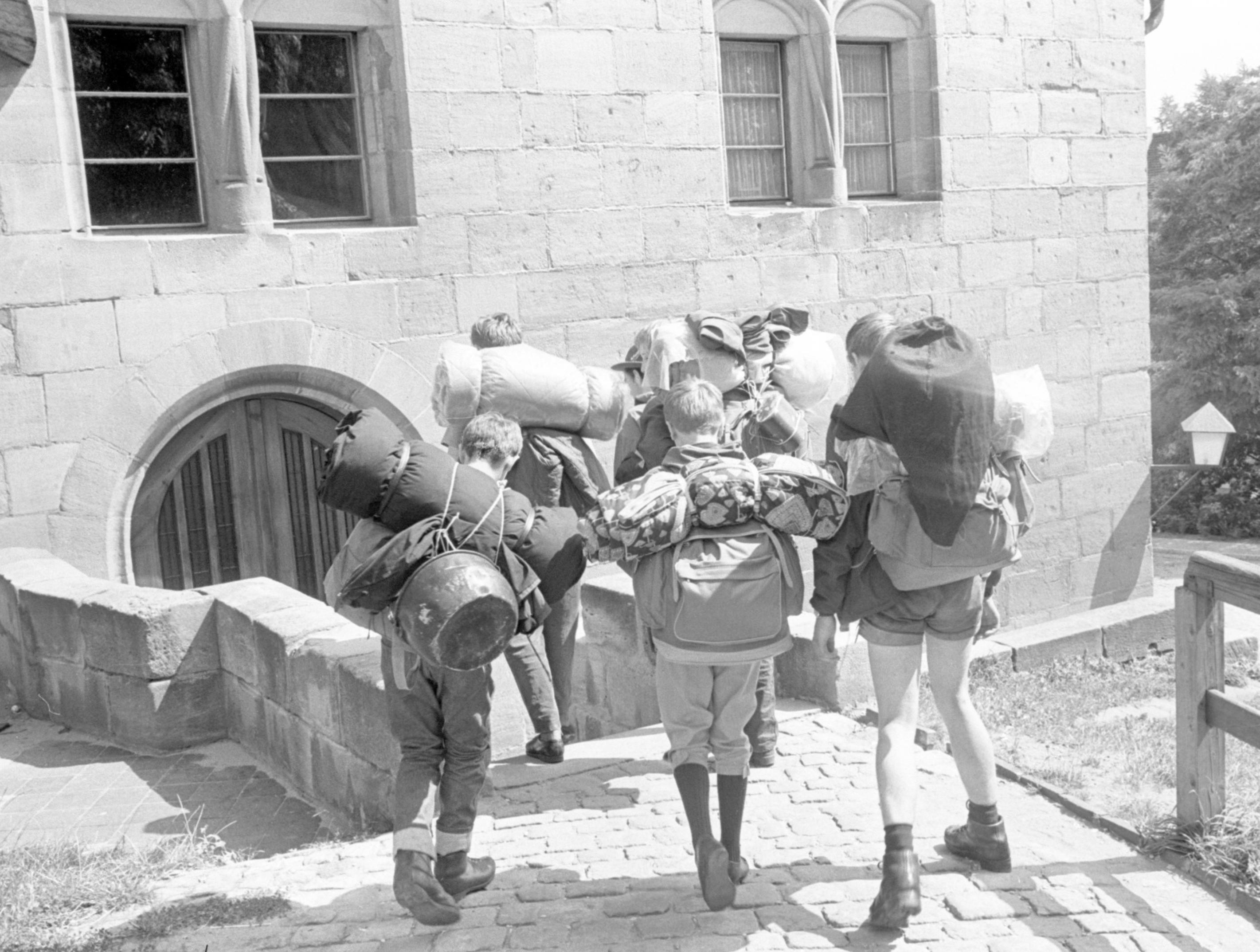 Mit Kochtopf und Schlafsack: Bis oben hin beladen machen diese jungen Wanderer in Nürnberg Station.