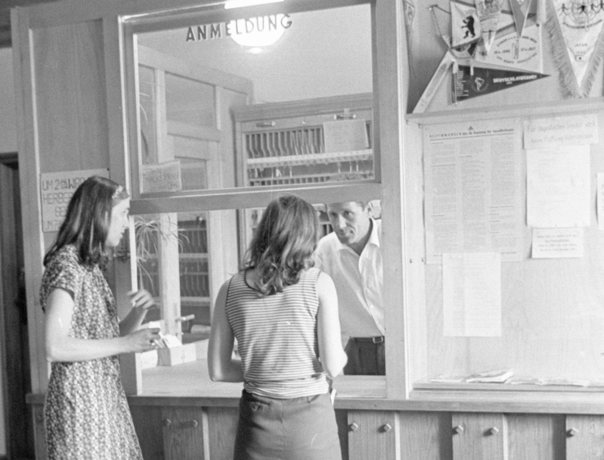 "Allstündlich gibt es bei der Anmeldung junger Gäste neue Fragen und Probleme - gerade sind zwei Amerikanerinnen hereingeschneit." Mit diesem Bildtext ist dieses Fundstück aus dem Jahr 1967 in unserem Archiv gespeichert.
