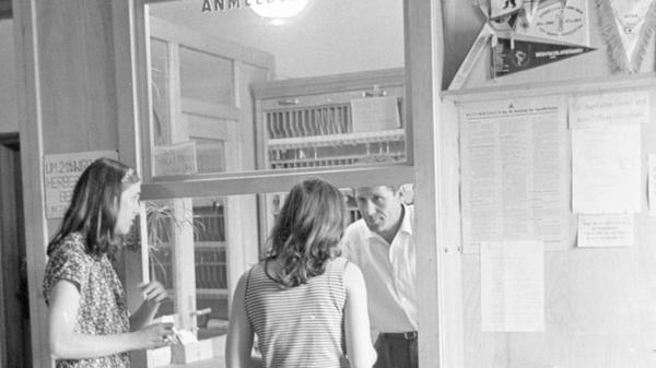 "Allstündlich gibt es bei der Anmeldung junger Gäste neue Fragen und Probleme - gerade sind zwei Amerikanerinnen hereingeschneit." Mit diesem Bildtext ist dieses Fundstück aus dem Jahr 1967 in unserem Archiv gespeichert.