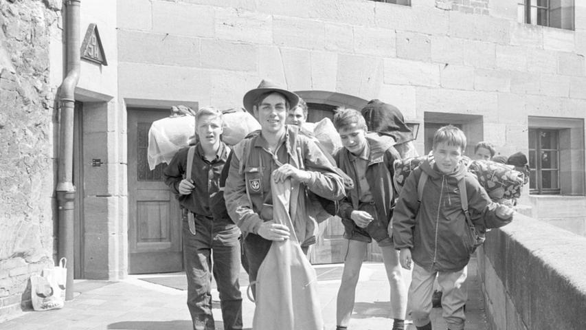 Diese sechs Jungs machen sich, angetan mit schwerem Gepäck, von der Kaiserstallung aus auf ihren Weg hinein ins Abenteuer. Die Jugendherbergen boomten: Bis 1971 wuchs die Zahl der Häuser in Bayern auf 124.