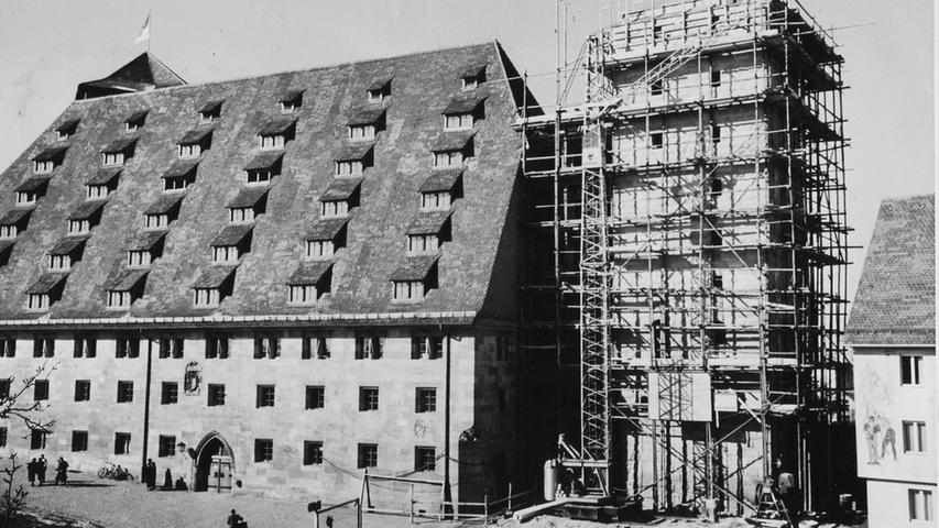 Sie hat eine bewegte Geschichte hinter sich: Die auf der Kaiserstallung der Nürnberger Burg untergebrachte Jugendherberge kennt fast jeder. Eingerichtet in der NS-Zeit waren nach den schweren Kriegsschäden Aufbauarbeiten angesagt, wie hier in den 1950er Jahren am Luginsland (rechts neben der Herberge).