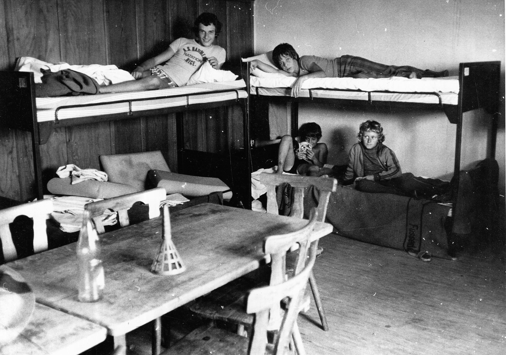 Stockbetten und eher spartanische Ausstattung, dafür funktional und günstig.