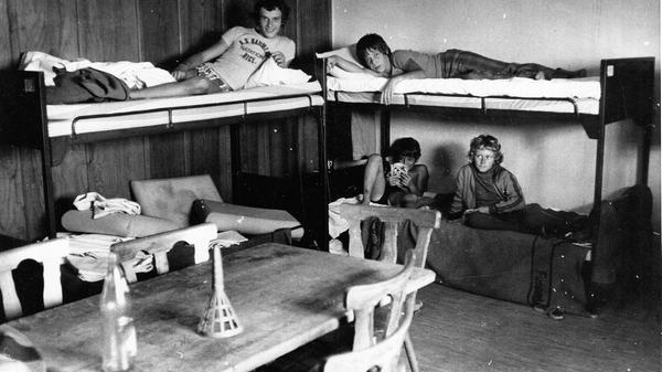 Stockbetten und eher spartanische Ausstattung, dafür funktional und günstig.