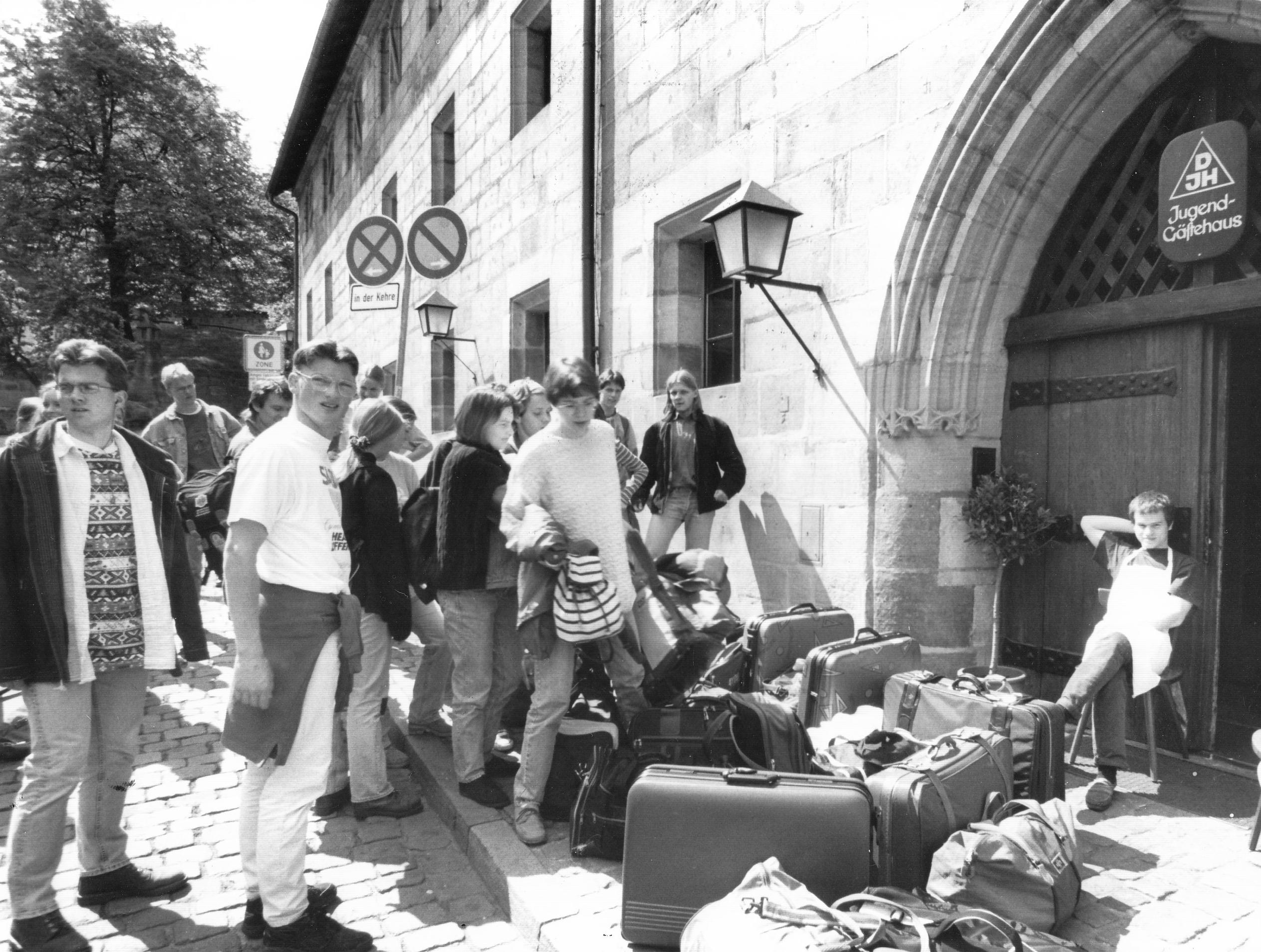 Reisegruppen aus nah und fern: Diese Jugendlichen warten mit Sack und Pack vor der Jugendherberge.