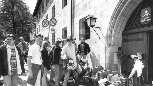 Reisegruppen aus nah und fern: Diese Jugendlichen warten mit Sack und Pack vor der Jugendherberge.