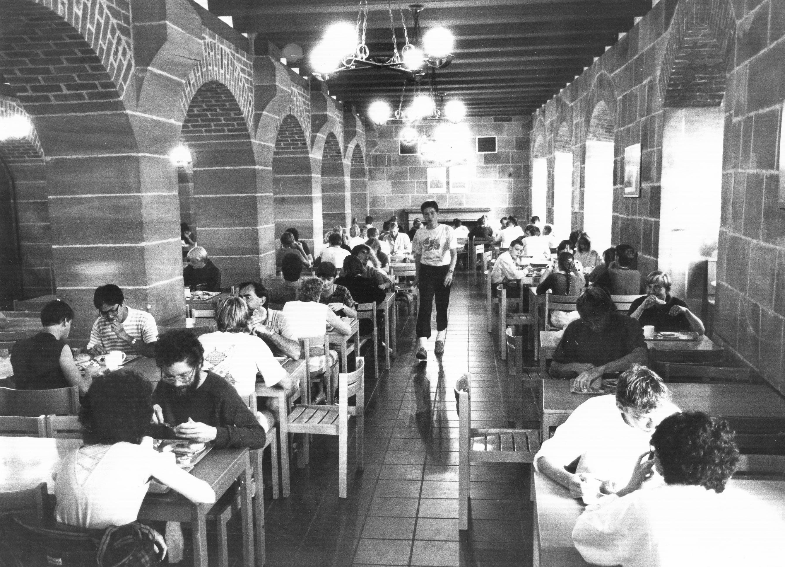 Der Speiseraum bietet Frühstück in historischem Ambiente.