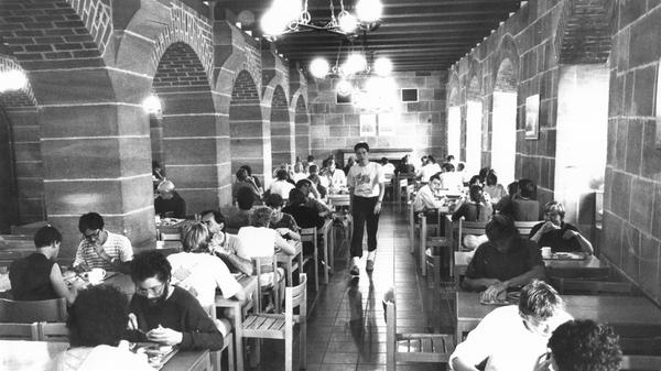 Der Speiseraum bietet Frühstück in historischem Ambiente.