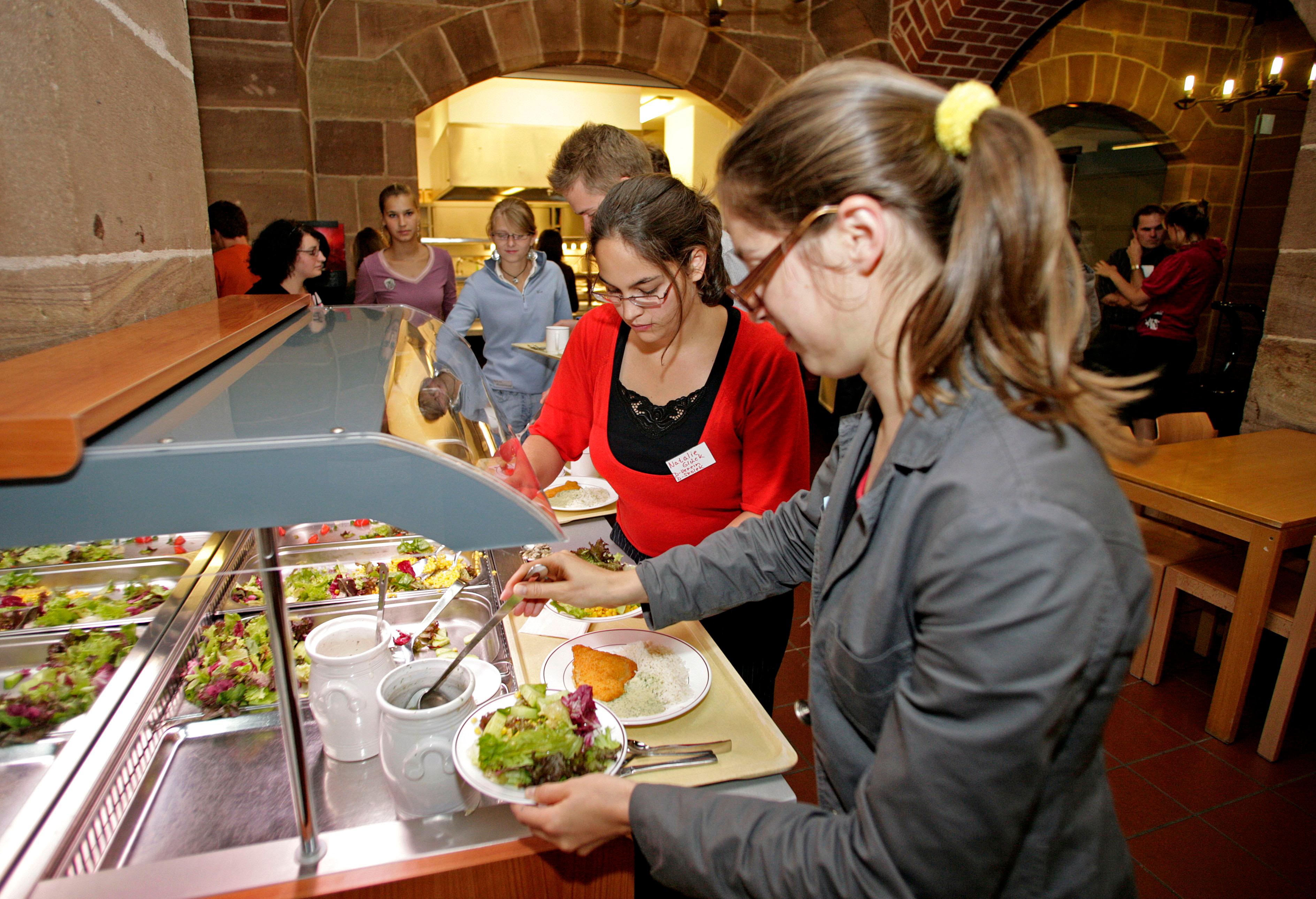 Das Buffet schmeckt in Farbe gleich um einiges besser, hier ein Bild aus dem Jahr 2007. Der Andrang ist, wie unschwer zu erkennen, ungebrochen groß.