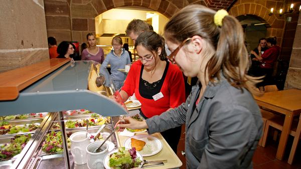 Das Buffet schmeckt in Farbe gleich um einiges besser, hier ein Bild aus dem Jahr 2007. Der Andrang ist, wie unschwer zu erkennen, ungebrochen groß.