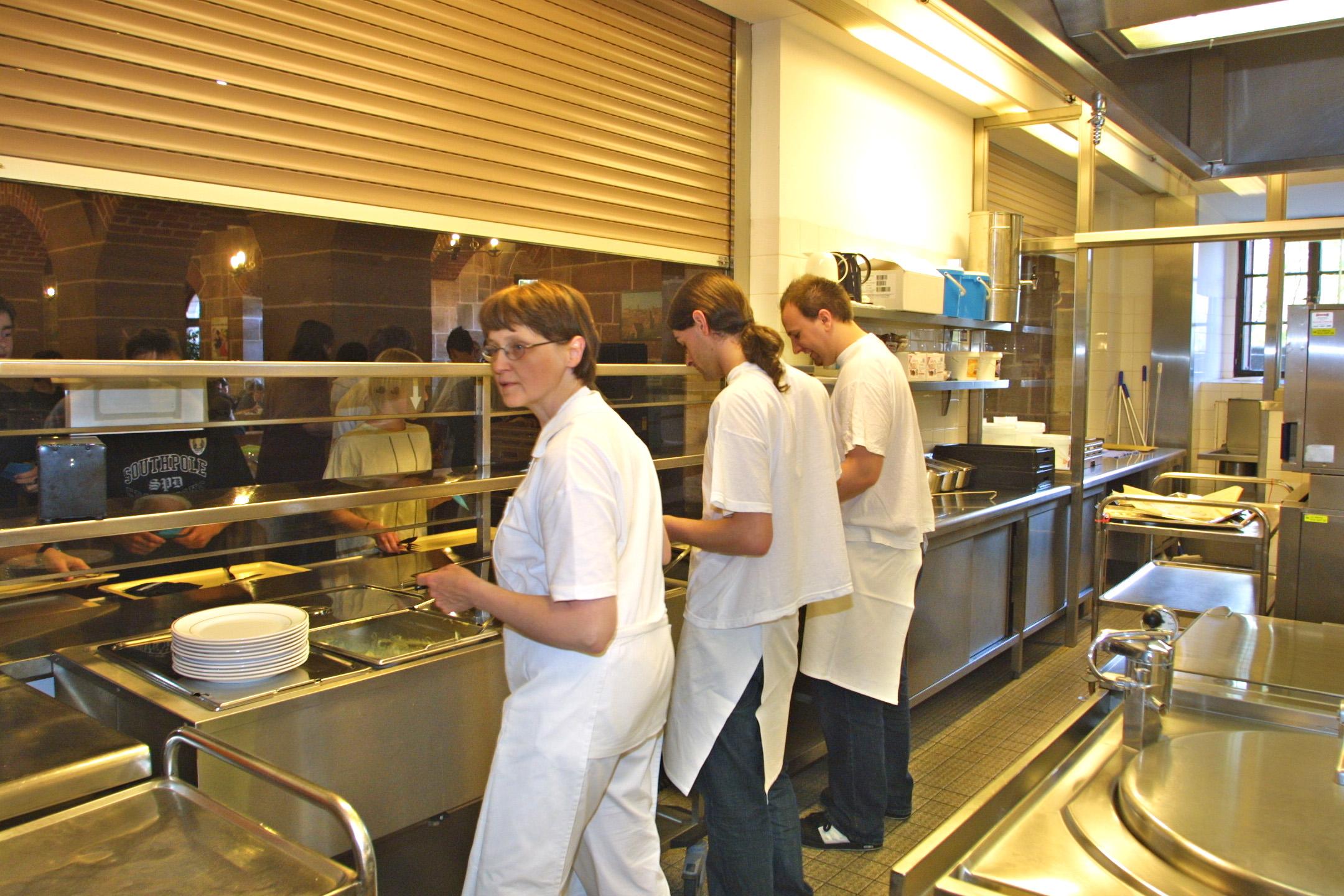 Ohne motivierte Mitarbeiter ist eine reibungslose Essensausgabe unmöglich.