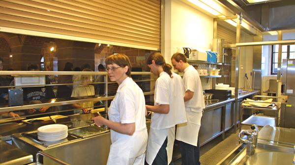 Ohne motivierte Mitarbeiter ist eine reibungslose Essensausgabe unmöglich.