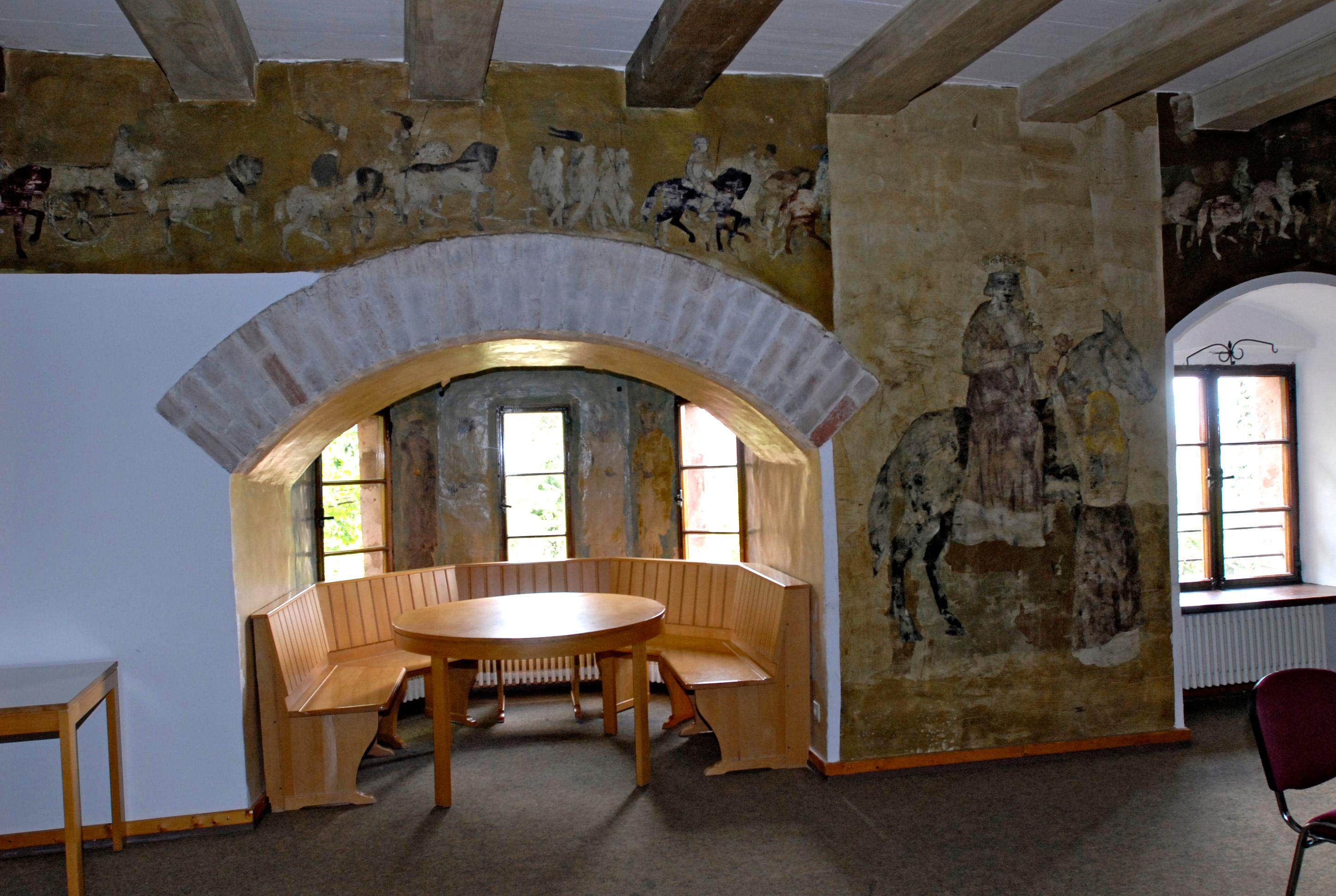 ... und innen. Man beachte die Fresken und Wandmalereien!