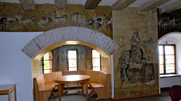 ... und innen. Man beachte die Fresken und Wandmalereien!