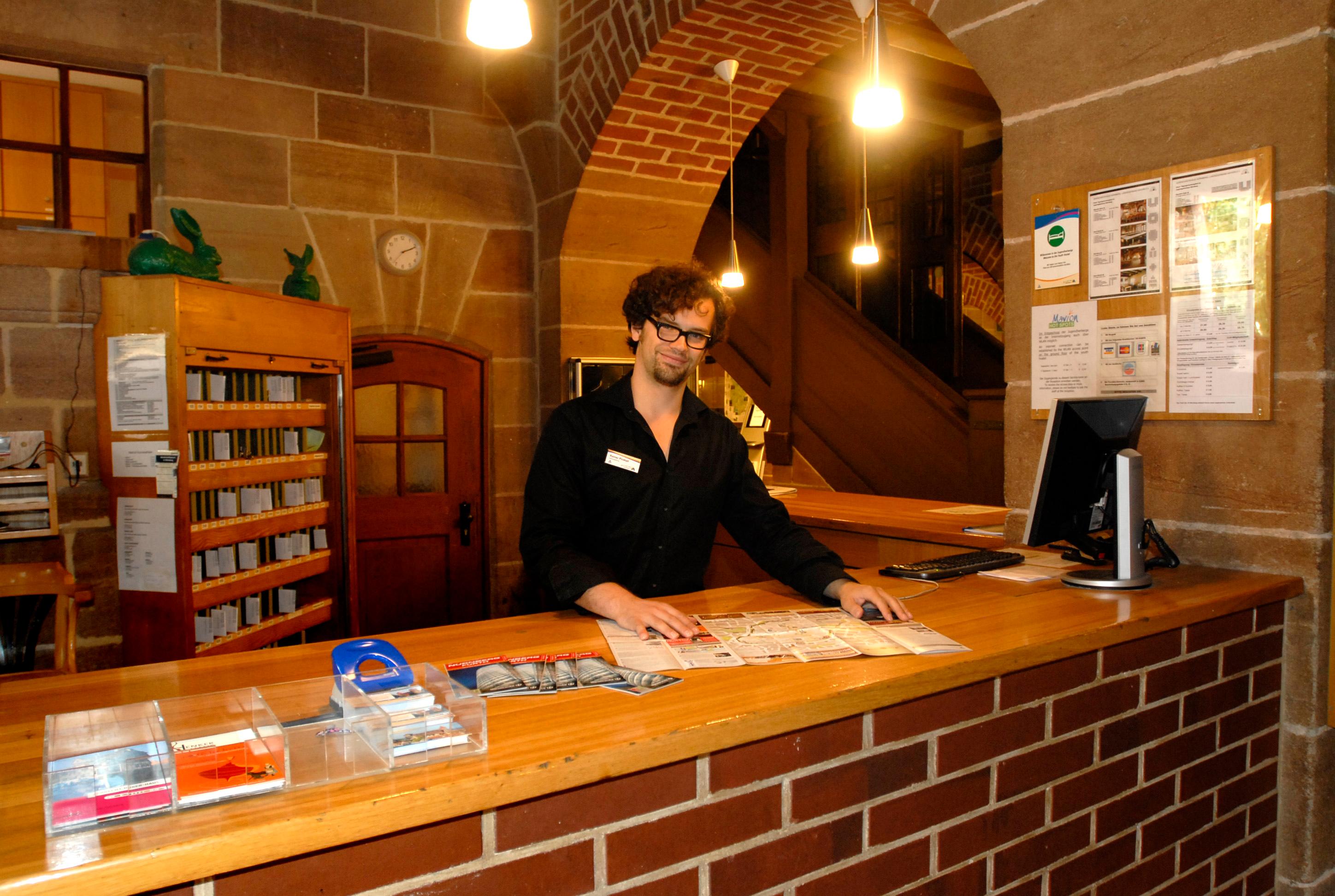 Am Empfang begrüßt Rainer Pirzkall, stellvertretender Geschäftsführer, im Jahr 2009 die Gäste.