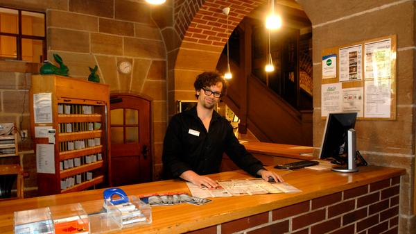 Am Empfang begrüßt Rainer Pirzkall, stellvertretender Geschäftsführer, im Jahr 2009 die Gäste.