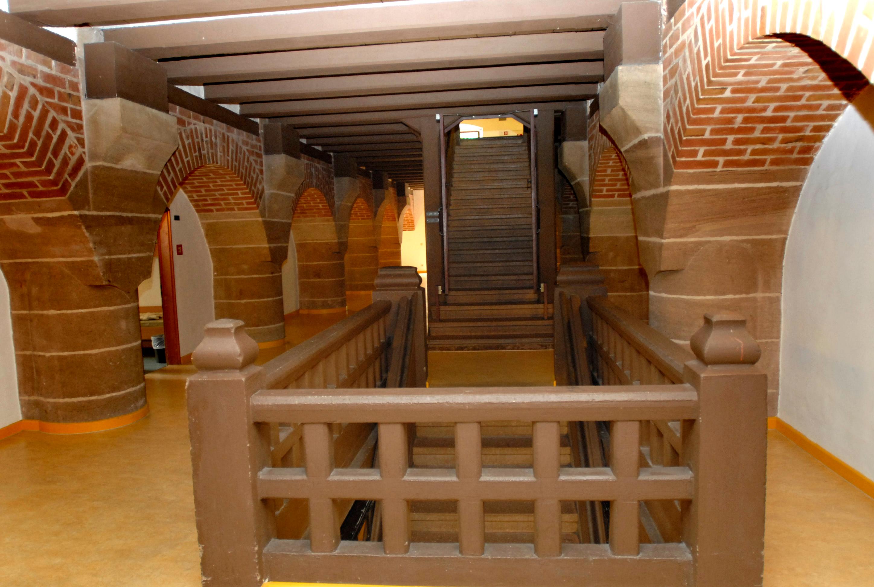 Blick auf die Treppen der Jugendherberge.