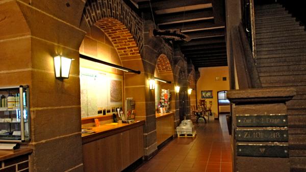 So leer und ruhig ist es wohl nur höchst selten in den Räumlichkeiten der Jugendherberge.