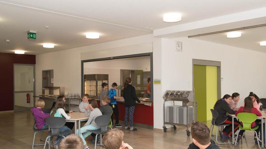 Die neue Mensa, ist ebenso lichtdurchflutet und offen gestaltet wie die anderen Räumlichkeiten des Schulhauses. Wenn der Unterricht vorbei ist, dient die Mensa der Gemeinde Bechhofen als Veranstaltungsraum.