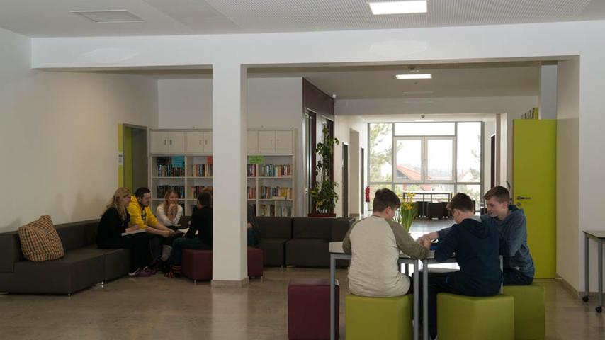 Unterricht in der Grund- und Mittelschule Bechhofen. Die offenen hellen Lernräume sowie die optisch transparenten Klassenzimmer mit ihren großen Fensterflächen schaffen eine Atmosphäre, in denen sich Schüler und Lehrkräfte wohlfühlen und gut von- und miteinander lernen können.