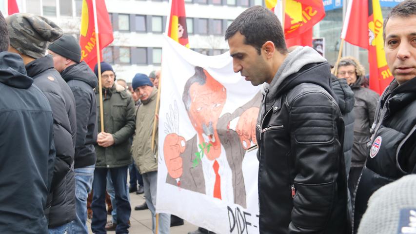Flaggen, Slogans und Polizeiaufgebot: Kurden-Kundgebung in Nürnberg