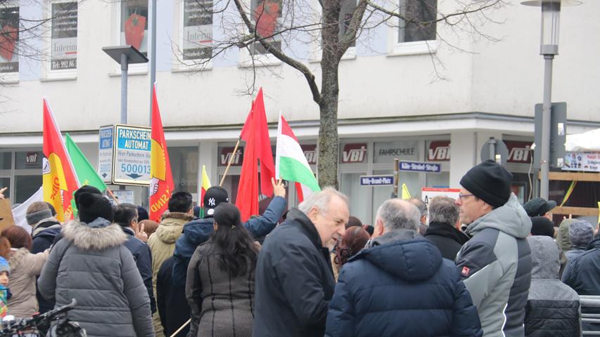 Flaggen, Slogans und Polizeiaufgebot: Kurden-Kundgebung in Nürnberg