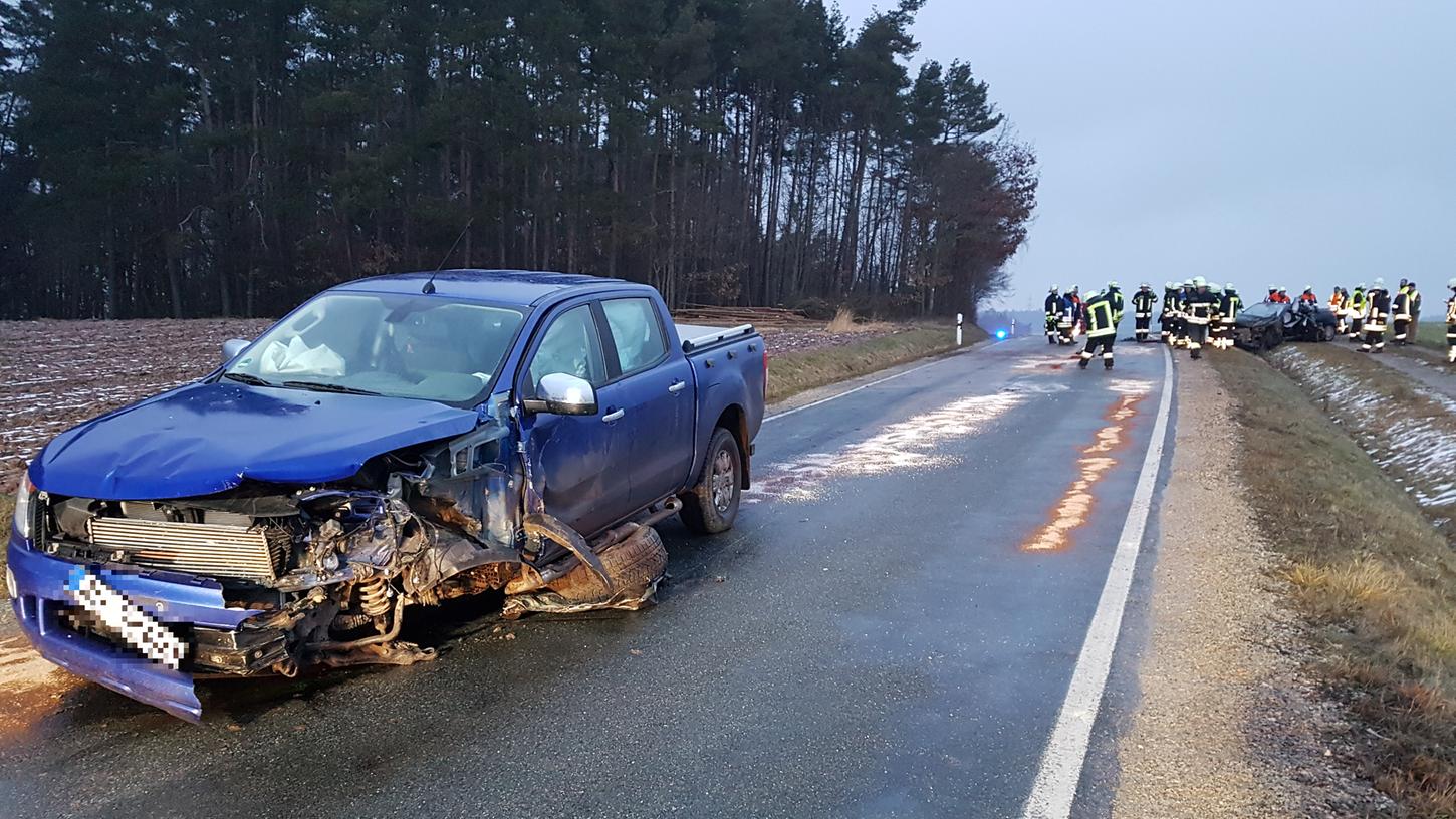 Am Samstag kollidierten ein Peugeot und ein Geländewagen frontal miteinander. Der Unfall ereignete sich im Landkreis Ansbach und forderte zwei Verletzte.