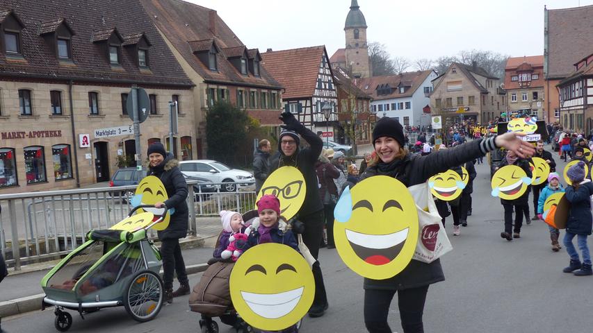 So sehen Sieger im Fasching aus: Mit ihrer Emoji-Party gewann die Gruppe vom Oberen Berg den ersten Platz.