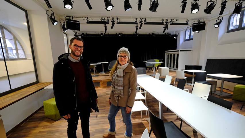 Sie waren mit die ersten, die die umgebauten Räume bestaunen konnten: Die beiden Pressesprecher der Hochschule, Lucas Jubl und Franziska Knogl. Mit am besten gefällt den beiden die Cafeteria.