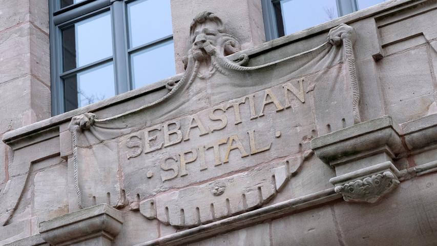 Der alte Schriftzug über dem früheren Hauspteingang bleibt natürlich auch weiterhin erhalten. Die Nürnberger nannten das Sebastianspital übrigens auch "Wastl".