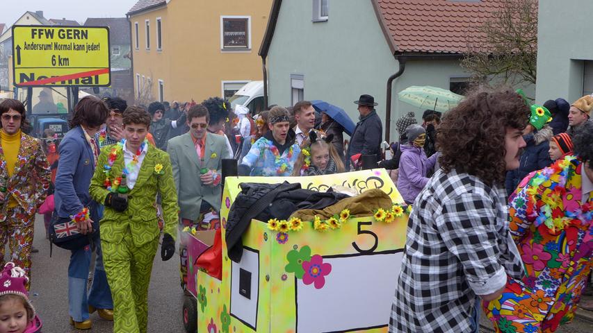 Schrille Clowns und bunte Masken beim Faschingszug in Ornbau