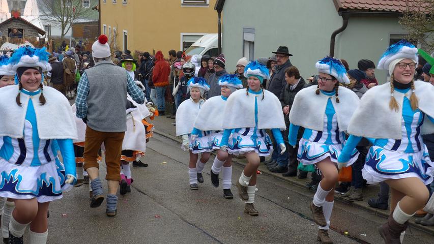 Schrille Clowns und bunte Masken beim Faschingszug in Ornbau