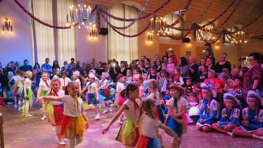 Kinder feiern Fasching in der Treuchtlinger Stadthalle