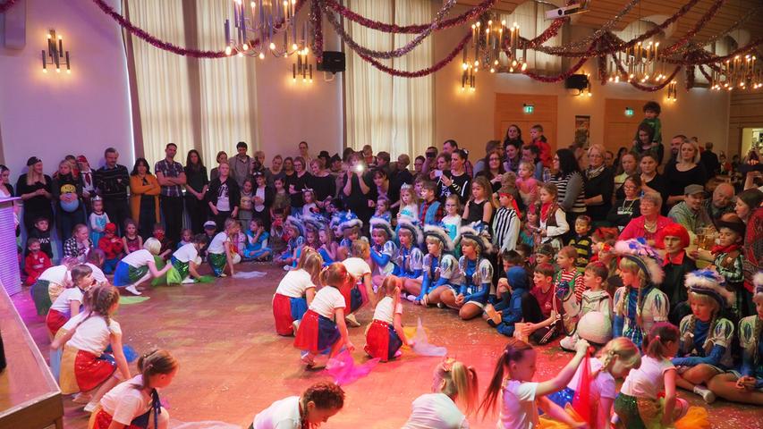 Kinder feiern Fasching in der Treuchtlinger Stadthalle