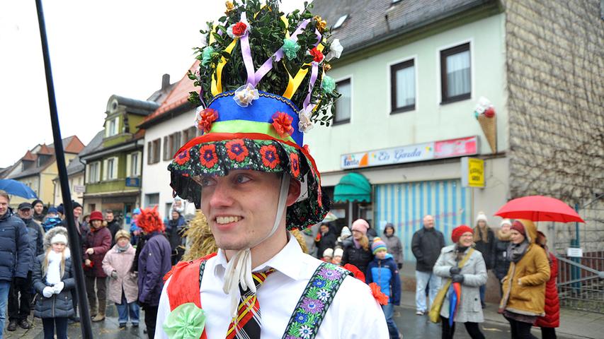 Peitschen, Tanz und Feuer: Umzug der Fasalecken in Baiersdorf