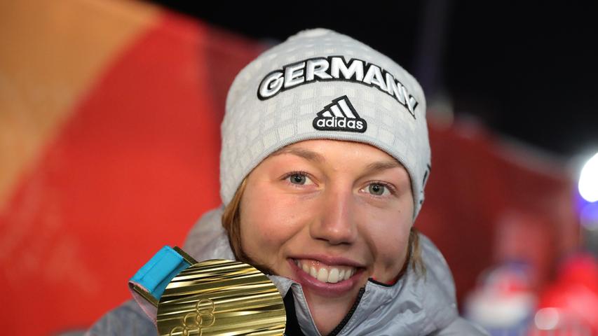 Erster Tag - erste Medaille: Deutschlands Biathlon-Königin hielt den enormen Erwartungen Stand und sicherte sich souverän den ersten Platz im Sprint.