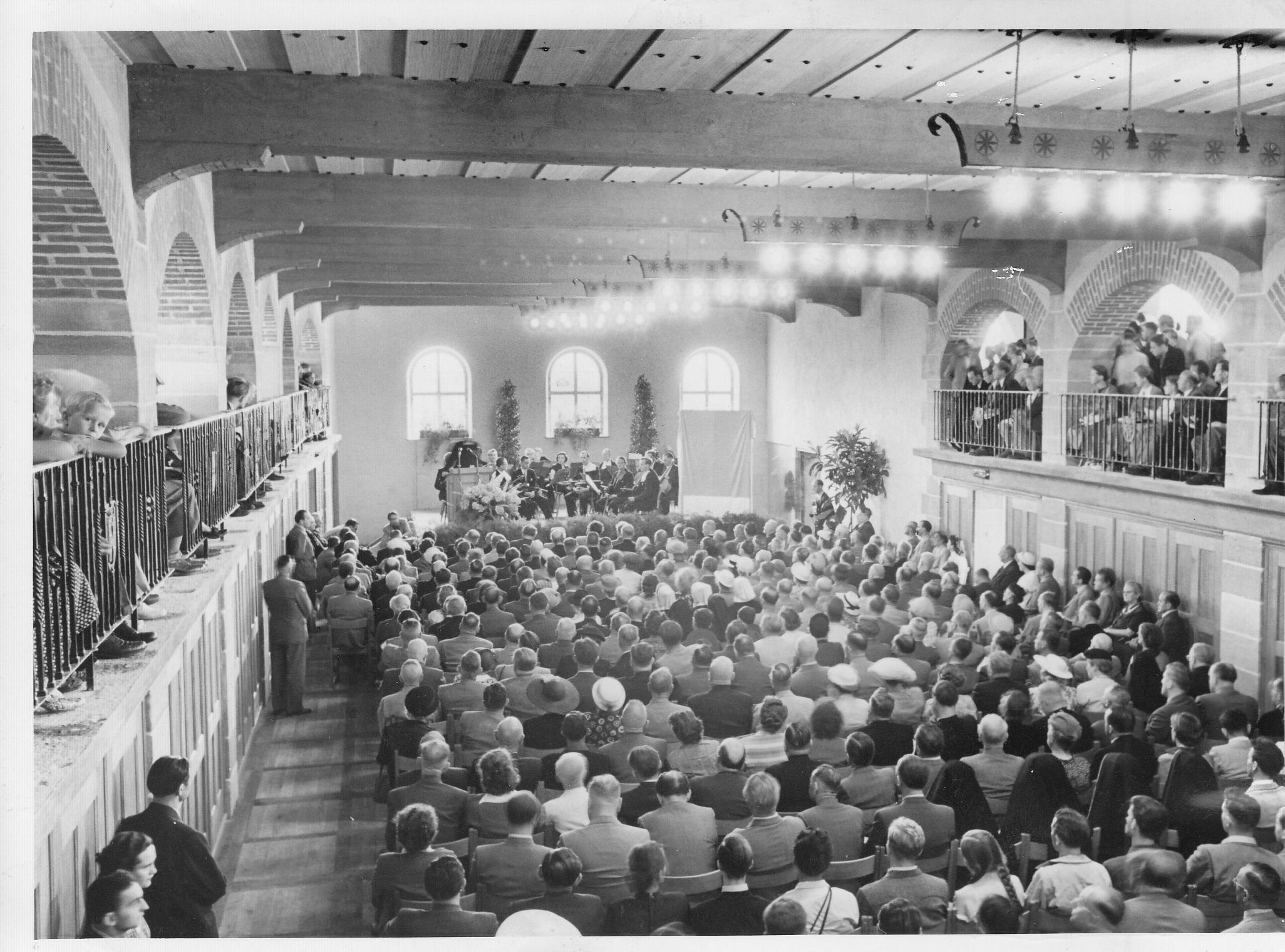 So sah es im großen Festsaal während der Eröffnungsfeier der Kaiserstallung 1952 aus.