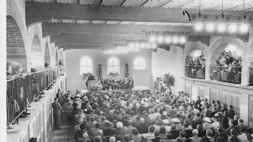 So sah es im großen Festsaal während der Eröffnungsfeier der Kaiserstallung 1952 aus.