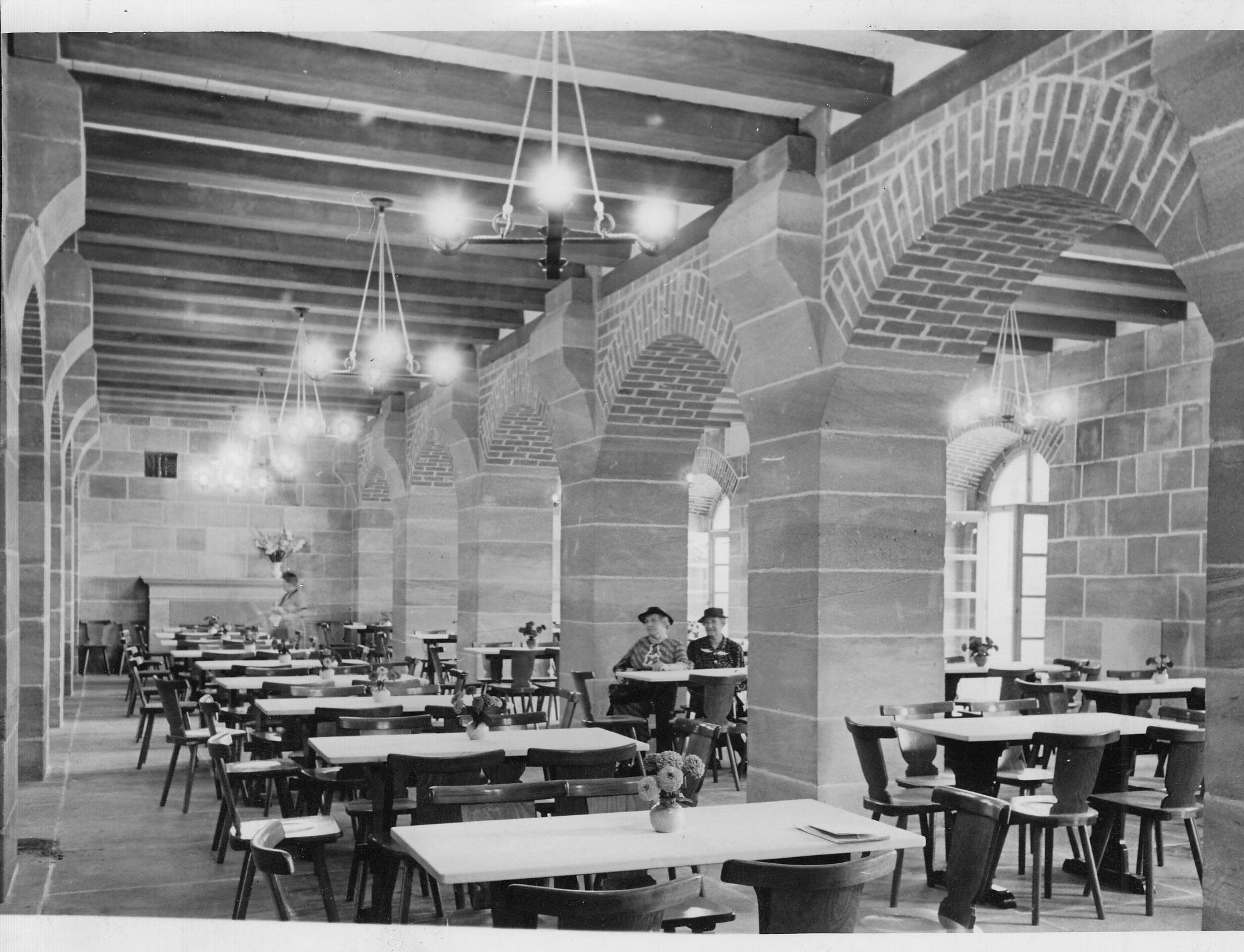 Eher spartanisch war die Gemeinschaftshalle im Erdgeschoss in den 1950er Jahren eingerichtet.