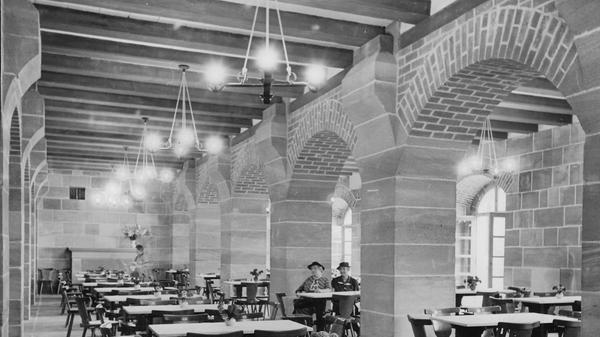 Eher spartanisch war die Gemeinschaftshalle im Erdgeschoss in den 1950er Jahren eingerichtet.