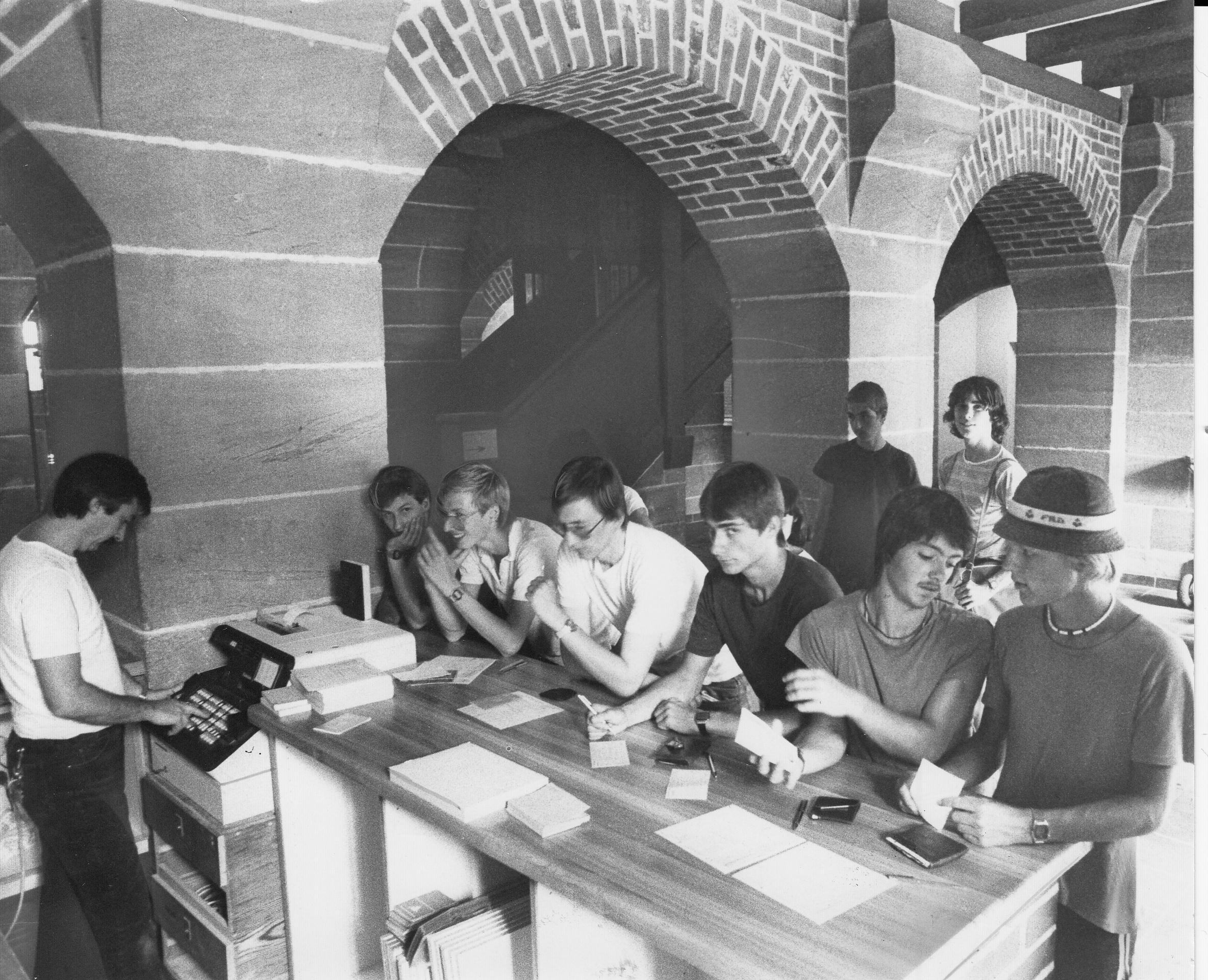 Nach einer fast zweijährigen Zwangspause wegen Renovierungsarbeiten standen die zehn Etagen des großen Bauwerks auf der Burg Anfang der 1980er Jahre wieder offen. Die Innenräume waren mit einem Kostenaufwand von 6,7 Millionen Mark renoviert worden.