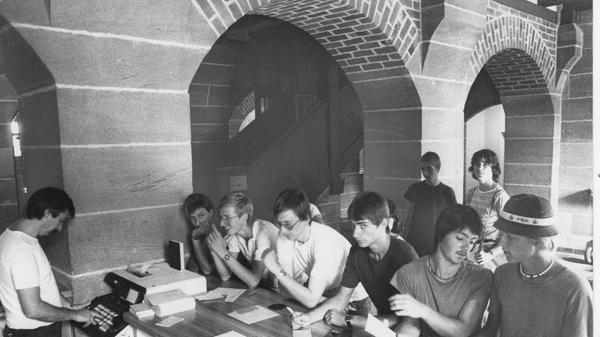 Nach einer fast zweijährigen Zwangspause wegen Renovierungsarbeiten standen die zehn Etagen des großen Bauwerks auf der Burg Anfang der 1980er Jahre wieder offen. Die Innenräume waren mit einem Kostenaufwand von 6,7 Millionen Mark renoviert worden.