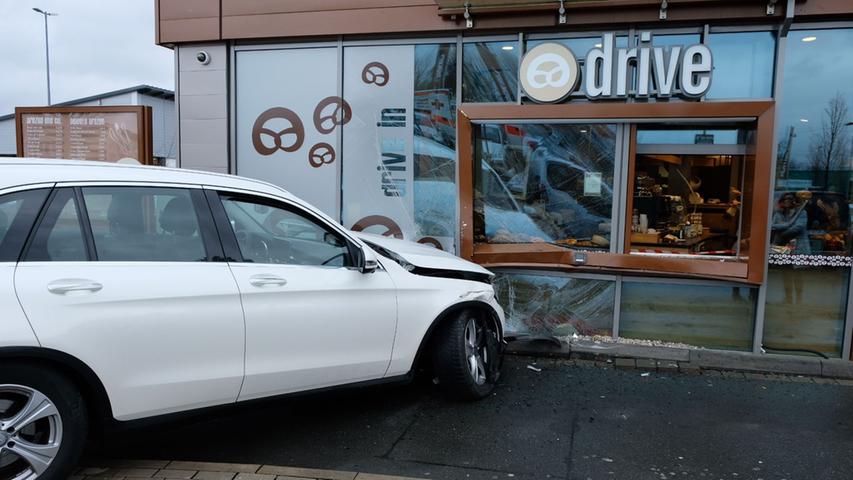 Plötzlich Vollgas: Mercedes landet in Bäckerei-Fassade