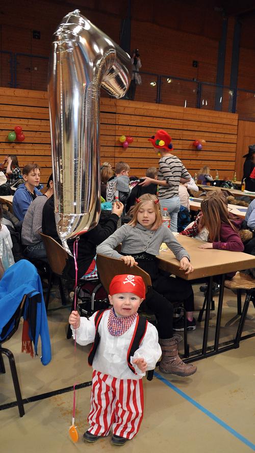 400 Kinder feiern in der Aischtalhalle