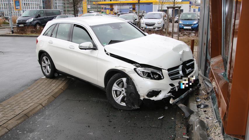 Plötzlich Vollgas: Mercedes landet in Bäckerei-Fassade